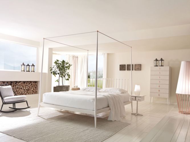 Urbino canopy bed